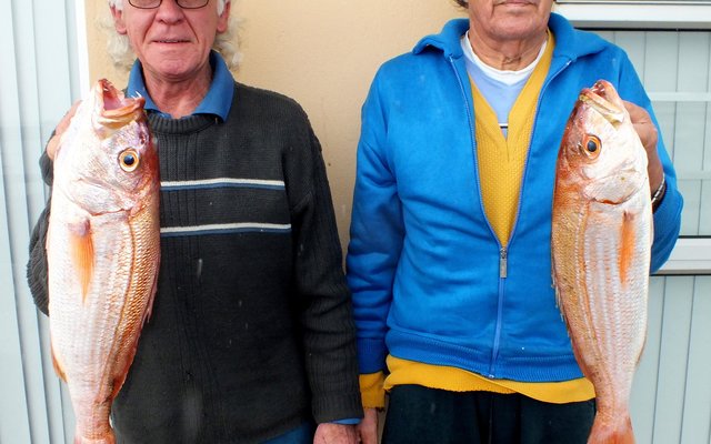 Wyle Harold Slow (regs) na afloop van ‘n boothengelkompetisie in 2004, toe hy alreeds begin siek word het, saam met sy vriend en skipper van Laura 2, Raymond Rabe. 